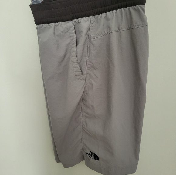 North Face Men's 9" Inseam Gray Elastic Drawstring Waist Shorts Small - Picture 3 of 8